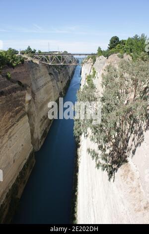 VEW del canale Corinzio dal vecchio ponte, Korinth, Grecia Foto Stock