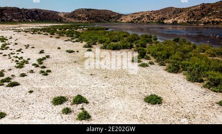 il drone aereo spara dal lato di un vecchio lago - sabbie bianche e sfondo di montagna anche ci sono piante verdi corte. foto ha preso al lago di bafa a tu Foto Stock