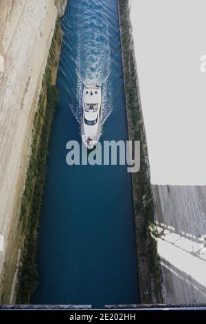 VEW del canale Corinzio dal vecchio ponte, Korinth, Grecia Foto Stock