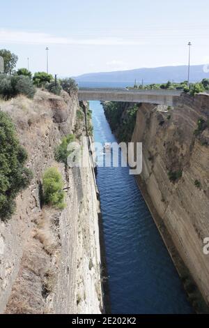 VEW del canale Corinzio dal vecchio ponte, Korinth, Grecia Foto Stock