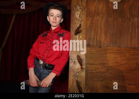 Regno Unito / Newport Pagnell /Pinders Circus / Edward Pinder 11 anni-vecchio coltello-lanciafiamme. Foto Stock