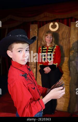 Regno Unito / Newport Pagnell /Pinders Circus / Edward Pinder 11 anni lanciano coltelli a sua mamma, Erika Pinder durante gli spettacoli. Foto Stock