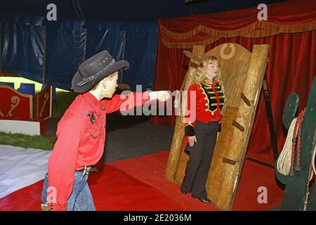 Regno Unito / Newport Pagnell /Pinders Circus / Edward Pinder 11 anni lanciano coltelli a sua mamma, Erika Pinder durante gli spettacoli. Foto Stock