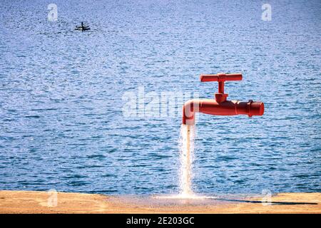 Termas de São Pedro do sul, Portogallo - 5 agosto 2020: Fontana con la forma di un rubinetto gigante rosso che versa l'acqua. Foto Stock