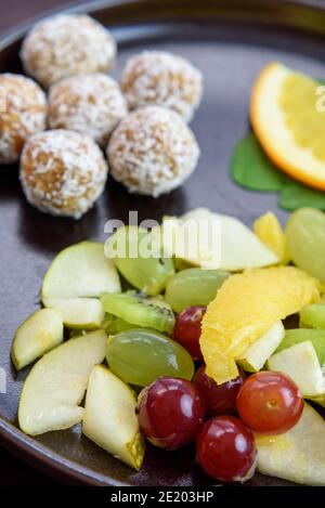 Macedonia di frutta tropicale, angolo di 45 gradi, primo piano Foto Stock