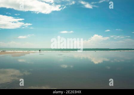 Riflessi nuvolosità in acqua corrente. Pittoresca scena costiera del Parco Nazionale Marino Ballena, Bahia Ballena, Uvita, lato Pacifico della Costa Rica 2018 novembre Foto Stock