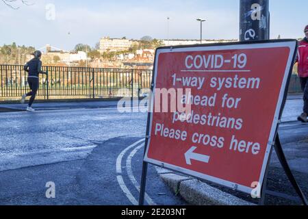 Covid 19 solo andata strada pedonale che attraversa il cartello post Foto Stock