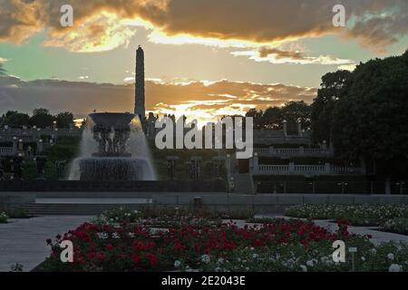 Oslo, Norvegia, Norvegia, Norvegia; Frogner Park; Frognerpark; Monolitten sullo sfondo del tramonto. Monoliten auf dem Hintergrund der Untergehenden Sonne. Foto Stock