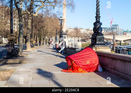 9 gennaio 2021 - Londra, Regno Unito, Tenda di una persona senza tetto su Victoria Embankment durante il terzo blocco pandemico del coronavirus Foto Stock