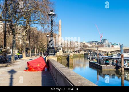 9 gennaio 2021 - Londra, Regno Unito, Tenda di una persona senza tetto su Victoria Embankment durante il terzo blocco pandemico del coronavirus Foto Stock