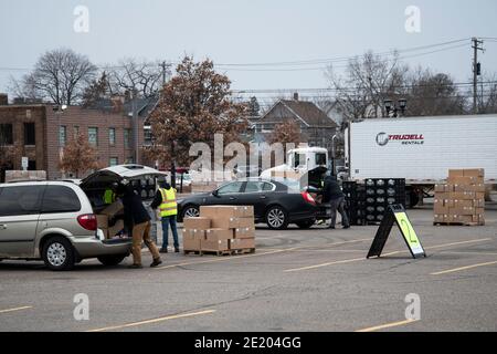 St. Paul, Minnesota. Il cibo fornito dall'USDA e distribuito attraverso una chiesa locale attraverso il programma contadini a famiglie lo sta tramandando al pisello Foto Stock