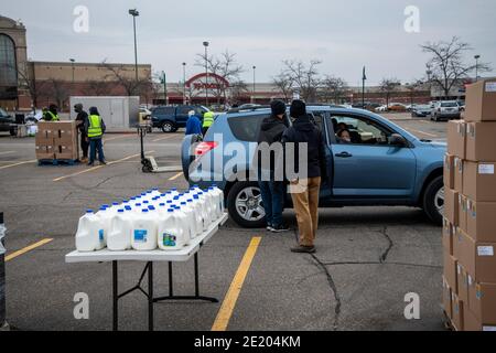 St. Paul, Minnesota. Il cibo fornito dall'USDA e distribuito attraverso una chiesa locale attraverso il programma contadini a famiglie lo sta tramandando al pisello Foto Stock