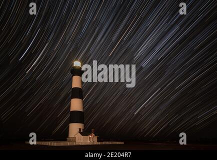 Le stelle si stagliano attraverso il cielo notturno di fronte al faro di Bodie Island, sulle sponde esterne della Carolina del Nord, Nag's Head Foto Stock