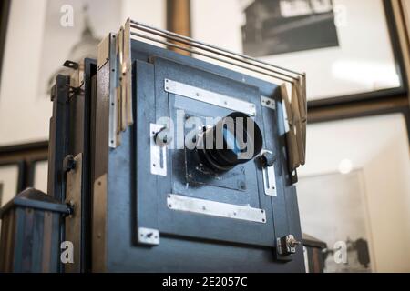 Fotocamera retrò classica in legno su treppiede. Foto Stock