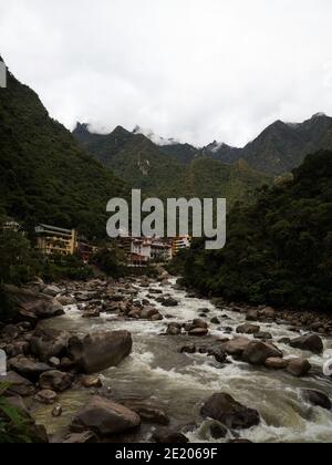 Panorama di Aguas Calientes base turistica andes montagna villaggio città Urubamba fiume vicino Machu Picchu Cusco Perù Sud America Foto Stock