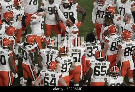 Pittsbuh, Stati Uniti. 10 gennaio 2021. Cleveland Browns Defensive End Myles Garrett (95) e Cleveland Browns Quarterback Baker Mayfield (6) radunano la loro squadra come il termine di riscaldamento prima dell'inizio della partita NFL Wild Card Playoff contro i Pittsburgh Steelers a Heinz Field a Pittsburgh domenica 10 gennaio 2021. Foto di Archie Carpenter/UPI Credit: UPI/Alamy Live News Foto Stock