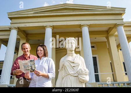 Alabama Demopolis Gaineswood Greek Revival Mansion 1861, classica statua coppia lettura cercando brochure informazioni, casa storica, Foto Stock