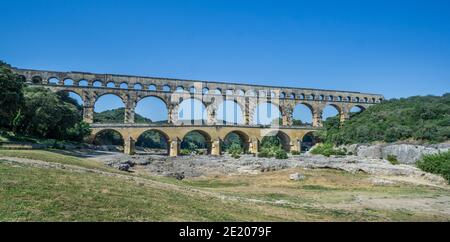 L'antico ponte dell'acquedotto romano di Pont du Gard attraverso il fiume Gardon, costruito nel i secolo d.C. per trasportare l'acqua oltre 50 km alla colonia romana Foto Stock