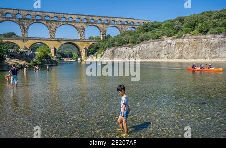 L'antico ponte dell'acquedotto romano di Pont du Gard attraverso il fiume Gardon, costruito nel i secolo d.C. per trasportare l'acqua oltre 50 km alla colonia romana Foto Stock