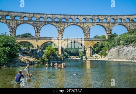 L'antico ponte dell'acquedotto romano di Pont du Gard attraverso il fiume Gardon, costruito nel i secolo d.C. per trasportare l'acqua oltre 50 km alla colonia romana Foto Stock