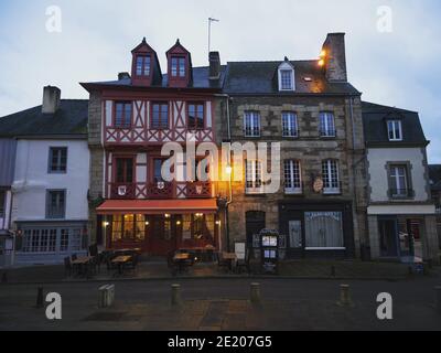 Panorama serale di edifici storici tradizionali medievali architettura case affascinante Villaggio Josselin Ploermel Pontivy Morbihan Bretagna Fran Foto Stock