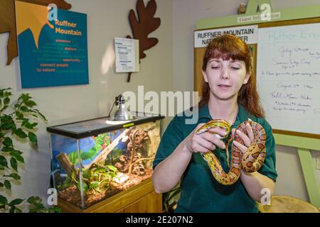 Birmingham Alabama, Ruffner Mountain Nature Center, corn serpente donna animale gestore, Foto Stock