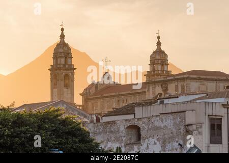Bella città palermitana con una vecchia chiesa siciliana al tramonto, Sicilia Foto Stock
