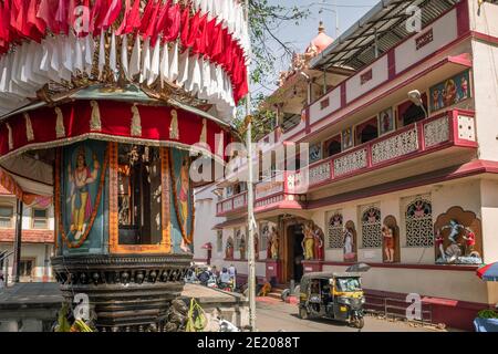 Scena di via Mangalore con vista sulla piazza del tempio, stato di Karnataka, India. Foto Stock