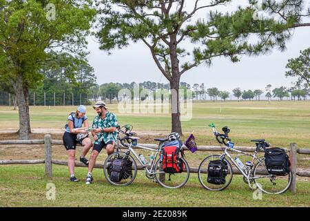 Alabama Mobile Brookley Center Underground Railroad Adventure,Bicycle Highway Route ciclisti uomo donna coppia femminile pianificazione lettura mappa, Foto Stock