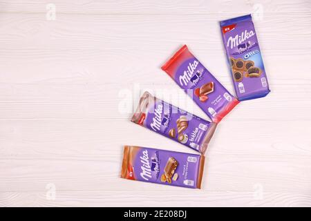 KHARKOV, UCRAINA - 8 DICEMBRE 2020: Barrette di cioccolato Milka viola su tavola bianca. Milka è un marchio svizzero di confezione di cioccolato prodotto internati Foto Stock