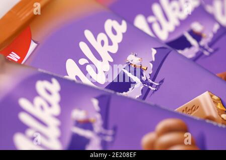 KHARKOV, UCRAINA - 8 DICEMBRE 2020: Barrette di cioccolato Milka viola su tavola bianca. Milka è un marchio svizzero di confezione di cioccolato prodotto internati Foto Stock