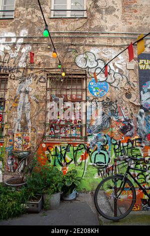 Arte di strada all'Haus Schwarzenberg, un vicolo nascosto dietro un piccolo cortile, nel cuore del quartiere centrale di Berlino Mitte. Foto Stock