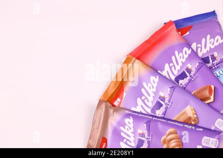 KHARKOV, UCRAINA - 8 DICEMBRE 2020: Barrette di cioccolato Milka viola su tavola bianca. Milka è un marchio svizzero di confezione di cioccolato prodotto internati Foto Stock