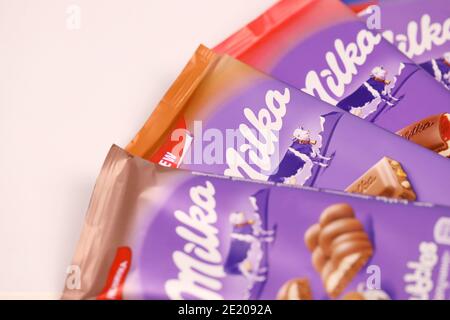 KHARKOV, UCRAINA - 8 DICEMBRE 2020: Barrette di cioccolato Milka viola su tavola bianca. Milka è un marchio svizzero di confezione di cioccolato prodotto internati Foto Stock