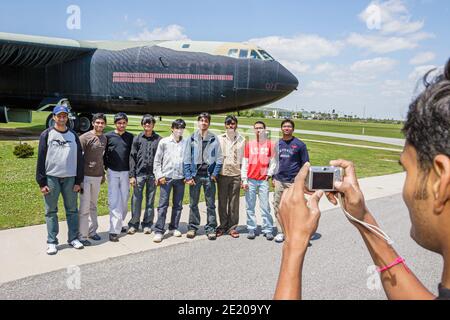 Alabama Mobile USS Alabama Battleship Memorial Park, mostre militari studenti universitari indiani in posa B52 bombardiere, Foto Stock