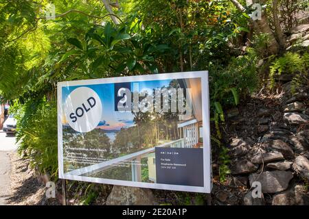 Casa venduta in Avalon Beach Sydney, con agenzia immobiliare bordo esterno mostrando la casa è venduto, Sydney, Australia Foto Stock