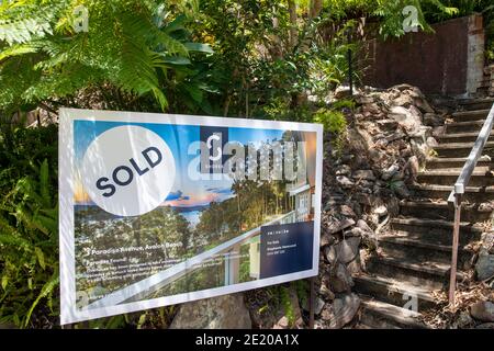 Casa venduta in Avalon Beach Sydney, con agenzia immobiliare bordo esterno mostrando la casa è venduto, Sydney, Australia Foto Stock