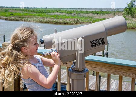 Alabama Spanish Fort 5 Rivers Alabama Delta Resource Center, ragazza che guarda attraverso il telespettatore Mobile Bay Wetlands, Foto Stock