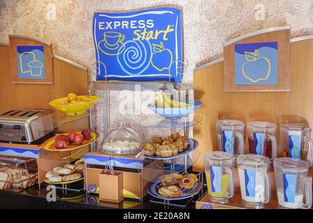 Alabama Monroeville Holiday Inn Express hotel motel sala colazione, self-service servizio buffet cibo in stile tutto quello che si può mangiare, Foto Stock