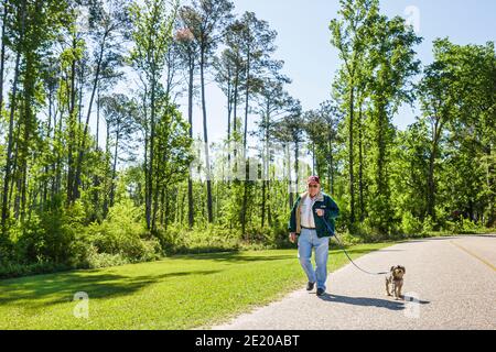 Alabama Monroeville Isaac Creek Campground, Claiborne Lake Alabama River Lakes uomo camminare cane guinzaglio, Foto Stock