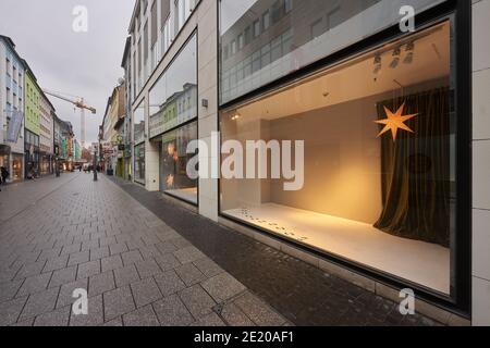 Coblenza, Germania. 8 gennaio 2021. La zona pedonale nel centro della città è quasi deserta. Anche la Renania-Palatinato sta estendendo il blocco, inizialmente fino al 31 gennaio 2021. Credit: Thomas Frey/dpa/Alamy Live News Foto Stock