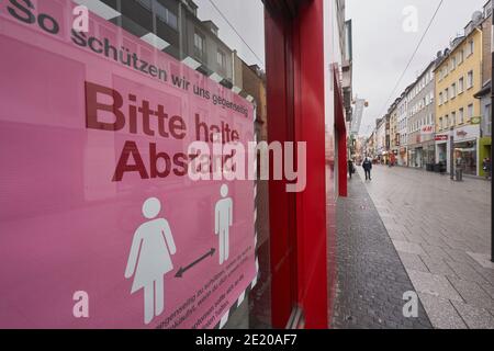 Coblenza, Germania. 8 gennaio 2021. La zona pedonale nel centro della città è quasi deserta. Anche la Renania-Palatinato sta estendendo il blocco, inizialmente fino al 31 gennaio 2021. Credit: Thomas Frey/dpa/Alamy Live News Foto Stock