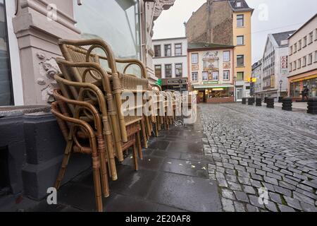 Coblenza, Germania. 8 gennaio 2021. Le sedie sono accatastate davanti ad un pub nella città vecchia. Anche la Renania-Palatinato sta estendendo il blocco, inizialmente fino al 31 gennaio 2021. Credit: Thomas Frey/dpa/Alamy Live News Foto Stock