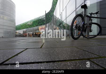 Coblenza, Germania. 8 gennaio 2021. La piazza centrale nel centro della città è quasi deserta. Anche la Renania-Palatinato sta estendendo il blocco, inizialmente fino al 31 gennaio 2021. Credit: Thomas Frey/dpa/Alamy Live News Foto Stock