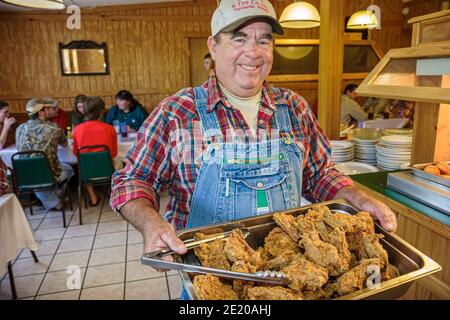 Alabama Monroeville Mockingbird Grill ristorante uomo cuoco, tenendo vassoio di pollo fritto all'interno tutto ciò che si può mangiare, Foto Stock