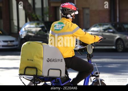 Sydney, Australia. 10 gennaio 2021. Un pilota di consegna di cibo EASI su Quay Street a Sydney, NSW, Australia Credit: Carote/Alamy Live News Foto Stock