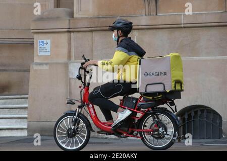 Sydney, Australia. 10 gennaio 2021. Un pilota di consegna di cibo EASI su Dixon Street a Sydney, NSW, Australia Credit: Carota/Alamy Live News Foto Stock