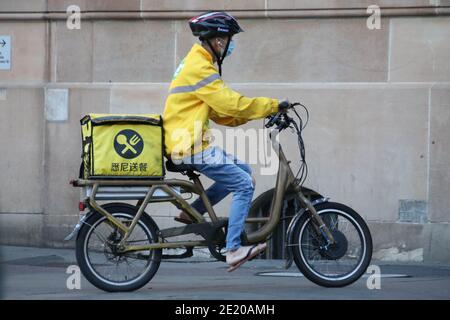 Sydney, Australia. 10 gennaio 2021. Un pilota di consegna di cibo EASI su Dixon Street a Sydney, NSW, Australia Credit: Carota/Alamy Live News Foto Stock