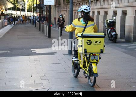 Sydney, Australia. 10 gennaio 2021. Un pilota di consegna di cibo EASI su Dixon Street a Sydney, NSW, Australia Credit: Carota/Alamy Live News Foto Stock