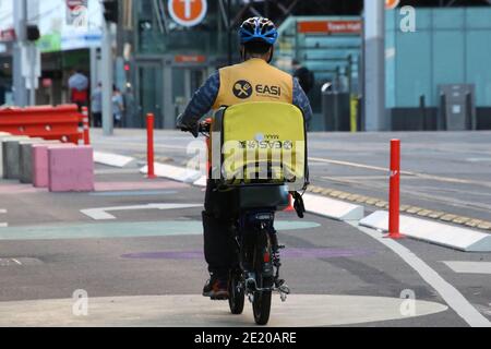 Sydney, Australia. 10 gennaio 2021. Un pilota di consegna di cibo EASI su George Street a Sydney, NSW, Australia Credit: Carota/Alamy Live News Foto Stock